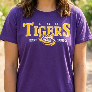 Captivating LSU Tigers Womens Purple Graphic T-Shirt NCAA Collegiate‎ Game Day